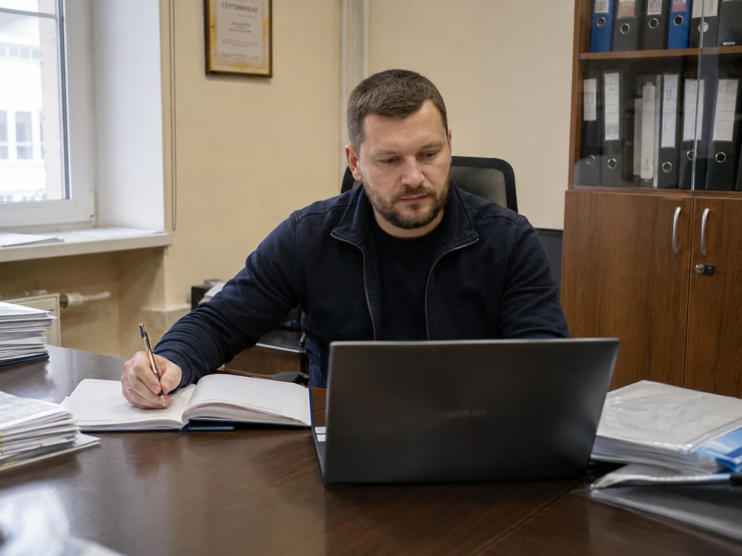 Селлер маркетплейса спокойно управляет ценами с ноутбука — единая точка контроля нескольких площадок
